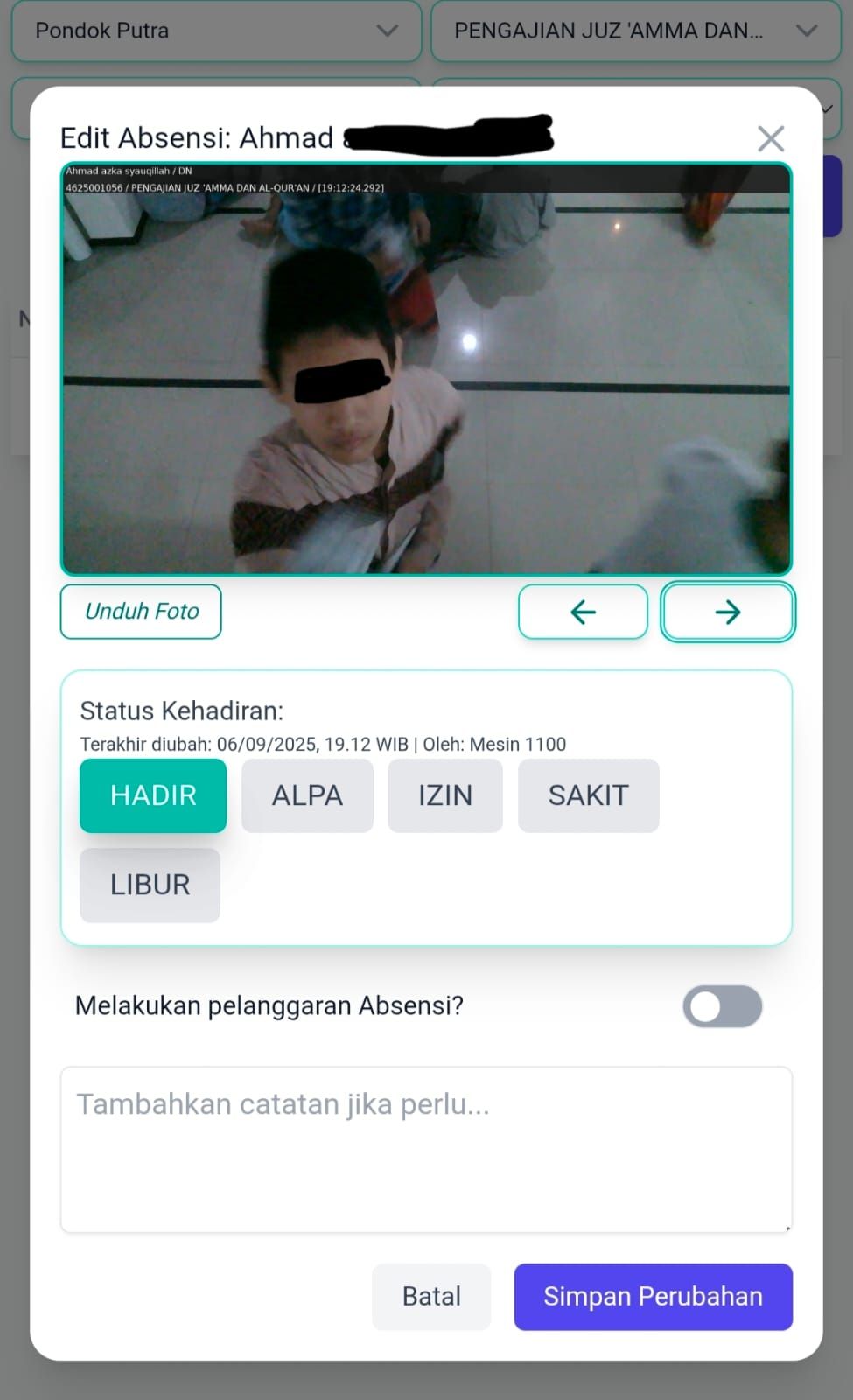 Dialog koreksi absensi: foto bukti tap dari kamera mesin di samping pilihan status hadir, alpa, izin, sakit, atau libur, dan kolom catatan.